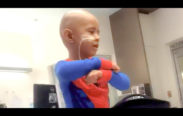 شاهد.. طفل يقهر السرطان ويحتفل بالرقص على أنغام «مايكل جاكسون»
