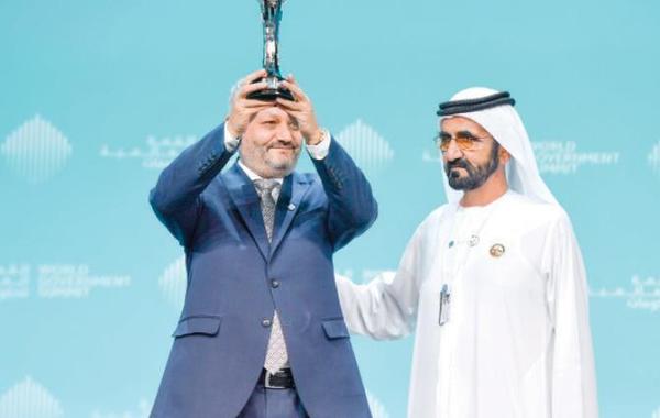 الشيخ محمد بن راشد يكرم أفضل وزير في العالم