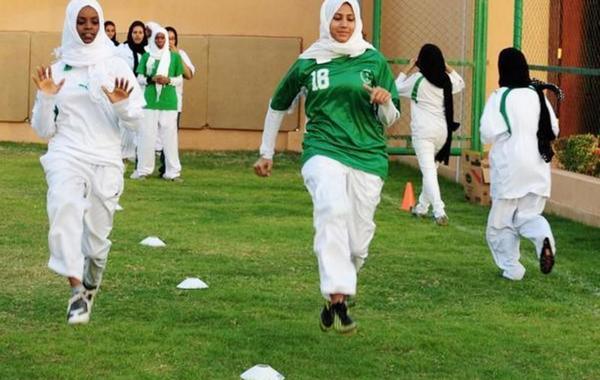 ترحيب بأول مُعَلِّقَة سعودية في بطولة كرة قدم نسائية