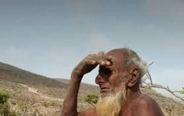 وفاة آخر رجل سقطري عاش 70 عاماً منعزلاً في كهف