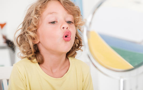 علم الطاقة الصيني يحذرك من تأثير المرآة على طفلك