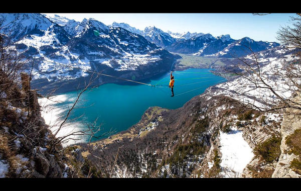 شاهد يقوم بألعاب أكروباتية على ارتفاع 1000 متر فوق بحيرة سويسرية