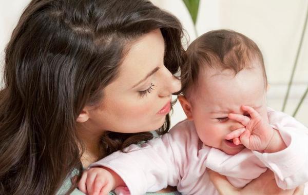 متى يجب أن تخاف الأمهات من كثرة بكاء الرضيع؟