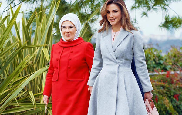 كيف نسقت الملكة رانيا ألوان الموضة في 2019