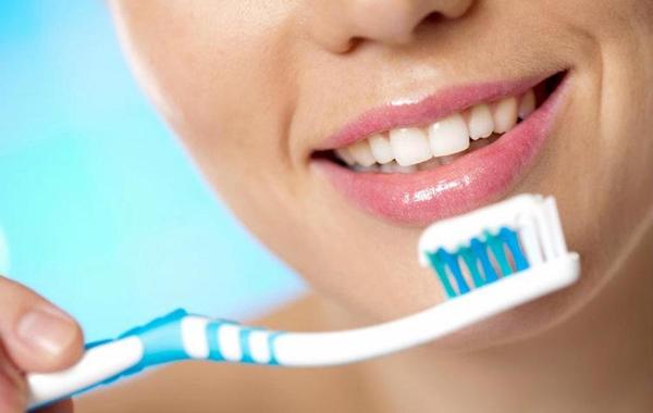 الصحة السعودية: فرشاة الأسنان وحدها لا تكفي!