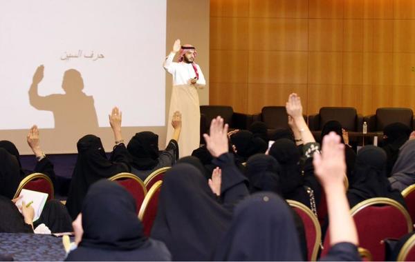 شاب سعودي من فئة الصُّم يتبنى تعليم الأسوياء لغة الإشارة
