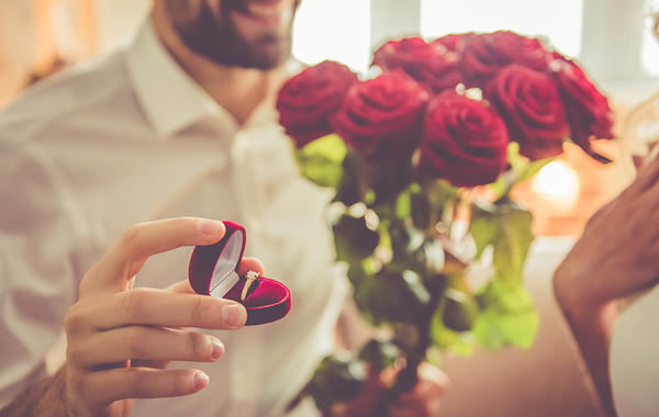 كيف تطلب يد شريكتك للزواج خلال فترة الخطوبة؟