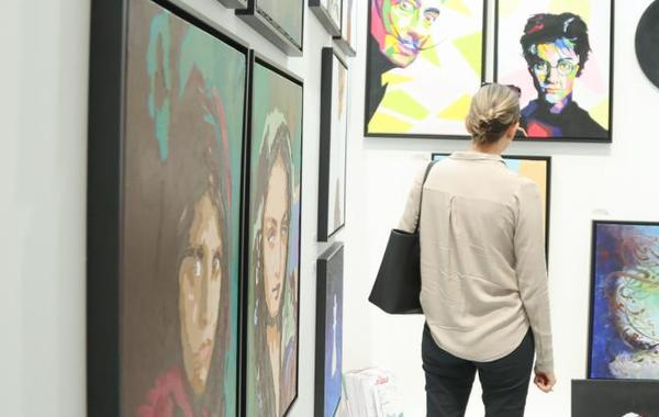 اختتام «فنون العالم دبي» بمشاركة 31 لوحة لسجايا فتيات الشارقة