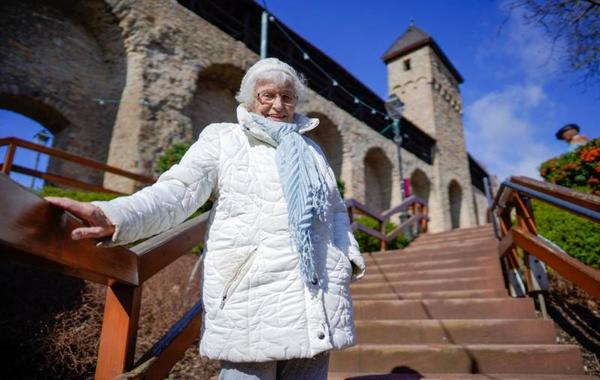 امرأة تبلغ 100 عام.. أغلقت البلدية حوض سباحتها.. فقررت الترشح لمنصب العمدة