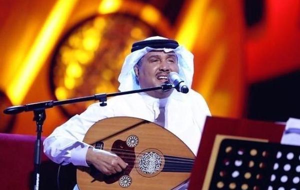 فنان العرب يمتِّع جمهوره بـ 17 أغنية تحت زخات المطر