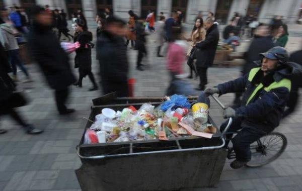 في الصين: تكريم «عامل نظافة».. يتبرع منذ 30 سنة للأطفال الفقراء.. فكم راتبه؟