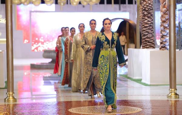 "المغرب في أبوظبي" عرض أزياء يحتفل بالقفطان المغربي