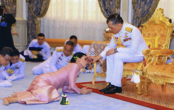 زواج ملك تايلند من حارسته الشخصية قبل أيام من تتويجه