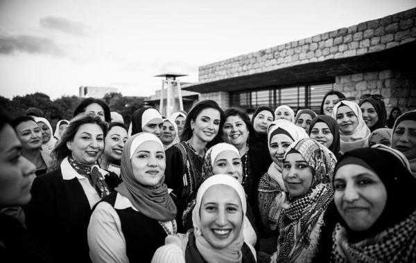 الملكة رانيا تقيم مأدبة إفطار مع مجموعة من السيدات في عجلون