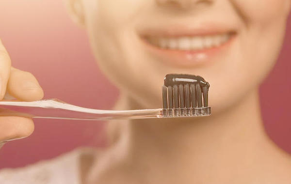 دراسة تحسم الجدل.. حول فوائد الفحم في تنظيف الأسنان