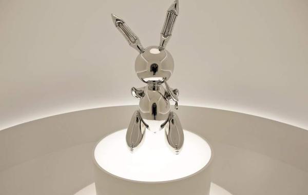 بيع تمثال «أرنب دون ملامح» بسعر قياسي في تاريخ الفن