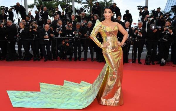 مهرجان كان 2019: إيشواريا راي باتشان ملكة ذهبية على السجادة الحمراء