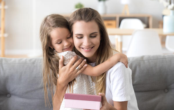 كيف تعلمين طفلك تقديم الهدية؟ 