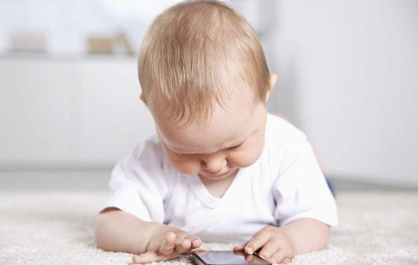 دراسة تكشف تمّكن طفل العامين من استخدام مواقع التواصل الاجتماعي