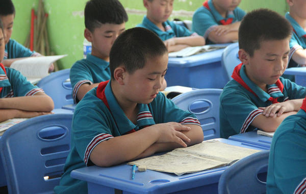 طفل صيني يأكل 5 وجبات في اليوم لينقذ حياة والده!