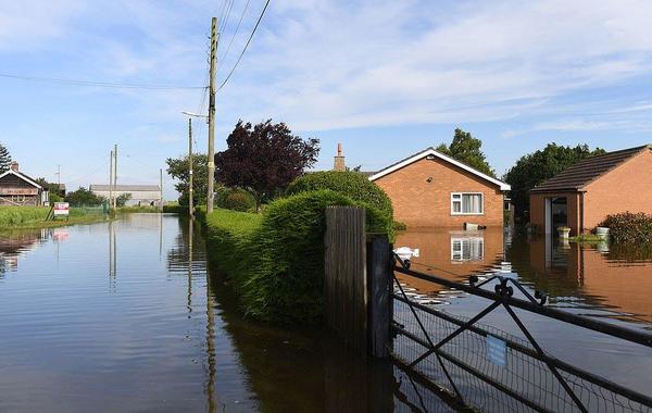 الفيضانات  تجتاح بريطانيا وتشريد 600 عائلة من منازلها