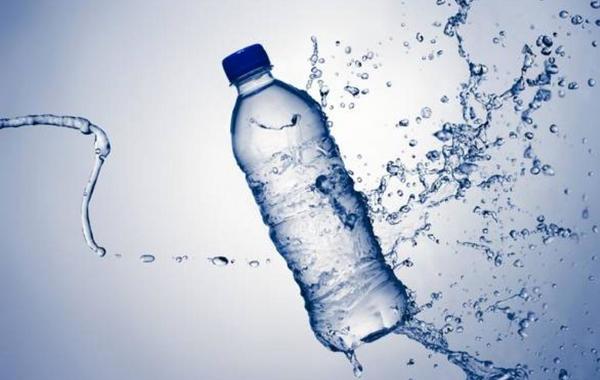 توقفوا عن شرب الماء في زجاجات بلاستيكية فوراً.. لهذه الأسباب!