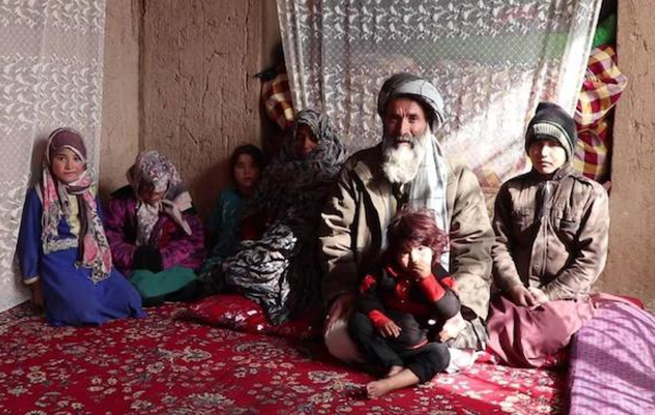 شاهد أسرة أفغانية تحول ابنتها إلى «باتشا بوش»!!