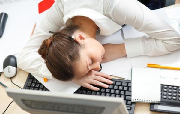 دراسة حديثة تحذر من مخاطر العمل لساعات طويلة