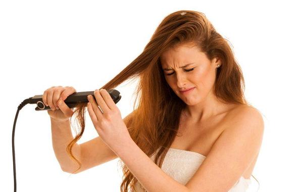 خبراء يحذرون من استخدام مكواة الشعر بعد انتهاء فترة صلاحيتها