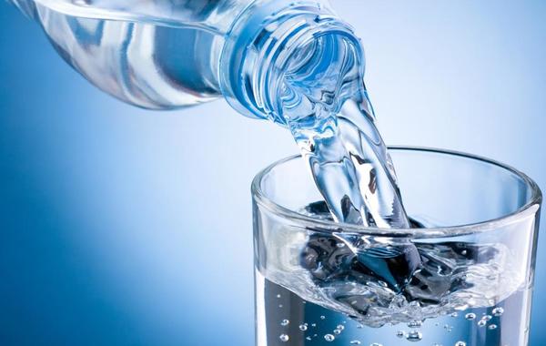 شرب الماء يمنع سرطانَي القولون والمثانة