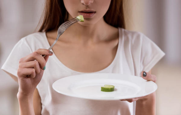 طرق لتفادي اضطرابات الطعام في فترة المراهقة