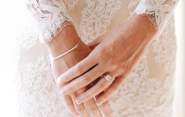 فستان الزفاف يحدد شكل خاتم الزواج