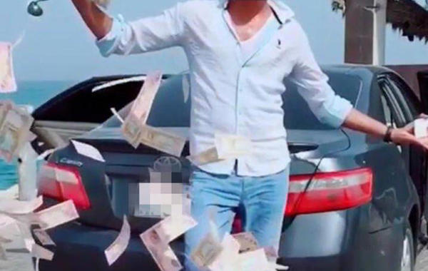 في دبي.. القبض على شاب يرمي الأوراق النقدية في الهواء