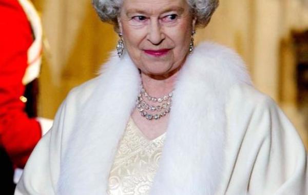 الكشف عن محتويات حقيبة الملكة إليزابيث في حقيبة يدها...فهل تشبه محتويات أي امرأة أخرى؟