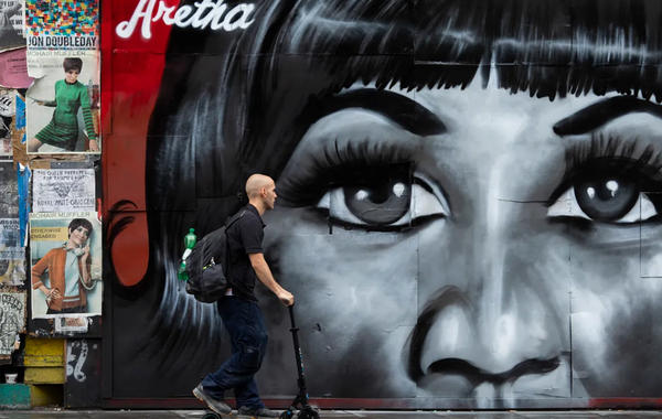 فنانو الشوارع يمطرون سكان لندن بالرسائل المشفرة