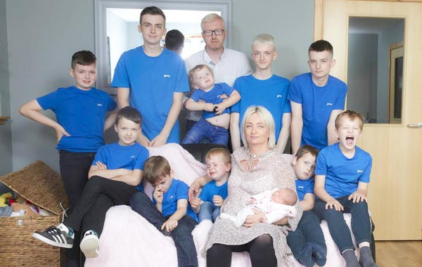 أول أم في بريطانيا تنجب طفلة بعد 10 أولاد!