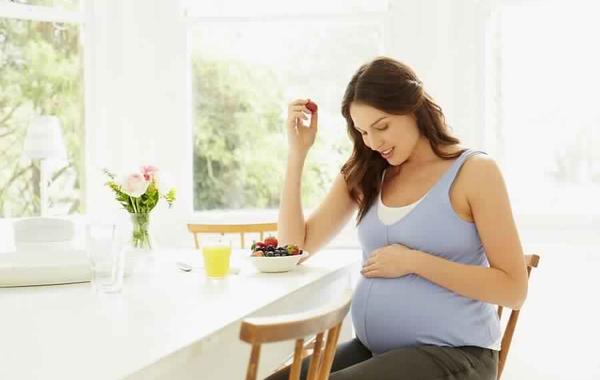 دراسة تحذر النساء الحوامل من شعار "الأكل من أجل اثنين"