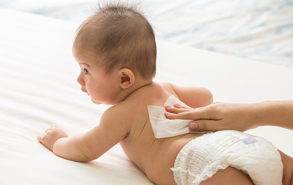 دراسة تحذر من خطورة استخدام المناديل المبللة على صحة الأطفال الرضع