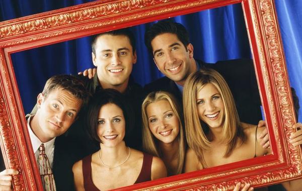 25 عاماً على مسلسل Friends... الأريكة الشهيرة تجوب العالم بالمناسبة! 