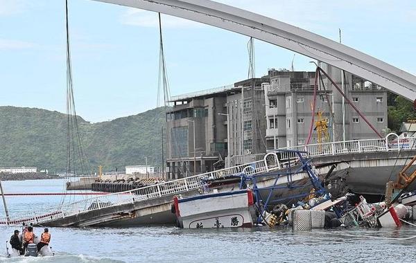شاهد... انهيار جسر في تايوان وأخبار عن وقوع إصابات