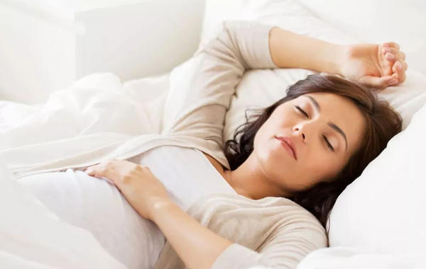 النومُ على الظهر أثناء الحمل... هكذا يُؤثّر على وزن الجنين