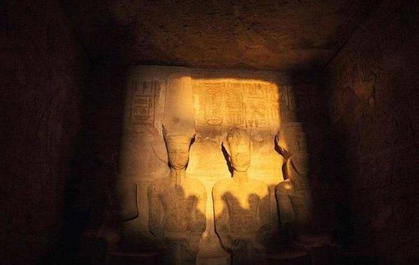 الشمس تسقط على وجه الملك رمسيس بظاهرة فرعونية تتكرر منذ 3000 عام