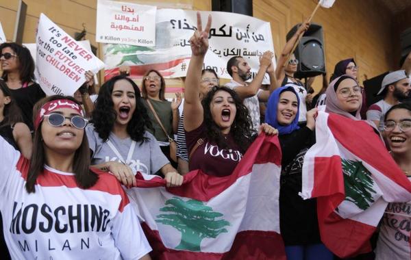تظاهرات لبنان: مشاهد لافتة ومواقف إنسانية تشعل مواقع التواصل الإجتماعي