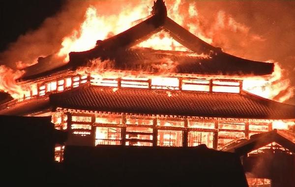 بالصور.. حريق يلتهم قلعة «شوري» التاريخية في اليابان