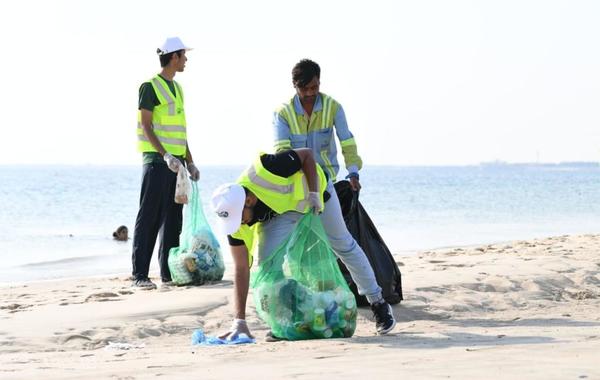 أمانة الشرقية تطلق حملة لتنظيف شاطئ نصف القمر بمشاركة ٢٥ غواصًا و٣٠ متطوعًا
