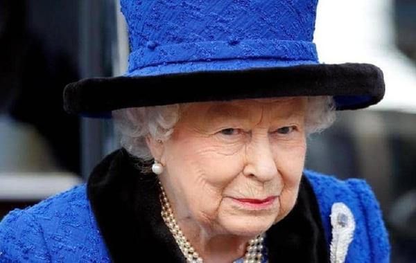 ملكة بريطانيا تتخلى عن جزء من أناقتها من أجل الحيوان