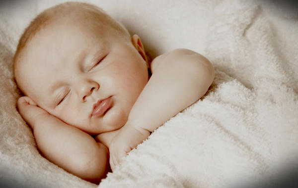 كثرة النوم والخمول عند الرضع... الأسباب والعلاج