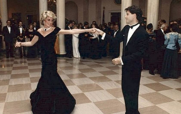 فستان الأميرة ديانا الذي رقصت به مع جون ترافولتا في البيت الأبيض للبيع بـ350 ألف جنيه استرليني