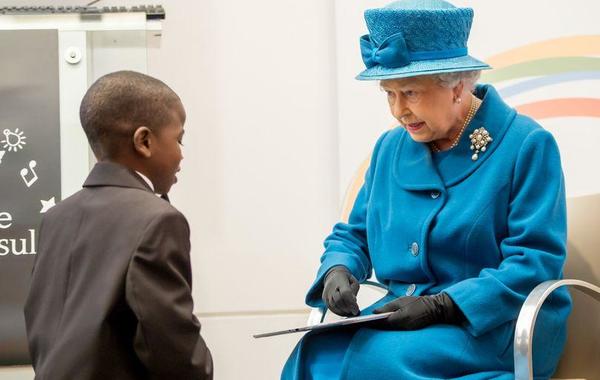 ملكة بريطانيا إليزابيث الثانية تبحث عن مدرس تواصل اجتماعي