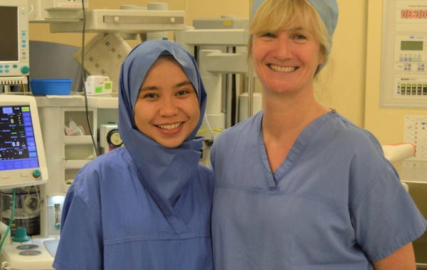 طبيبة ماليزية تبتكر فكرة الحجاب الطبي المعقم في المملكة المتحدة